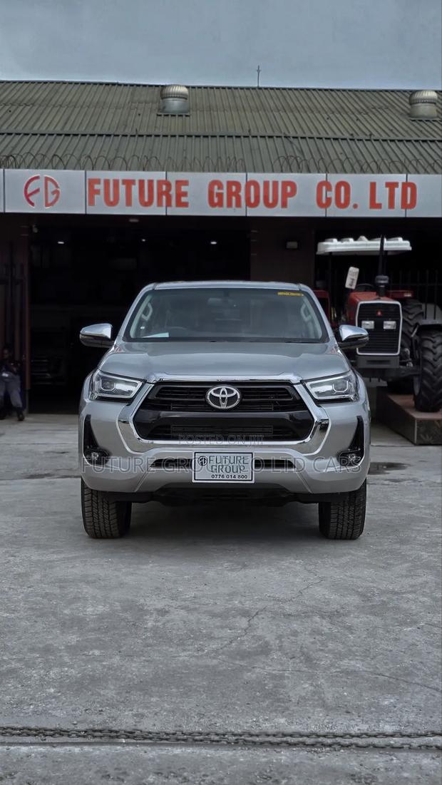 New Toyota Hilux 2024 Silver