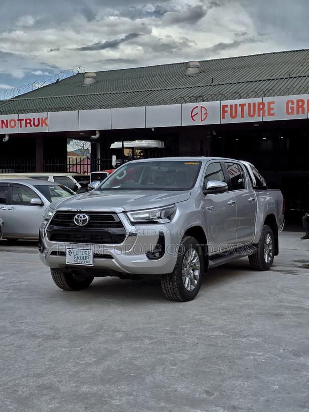 New Toyota Hilux 2024 Silver