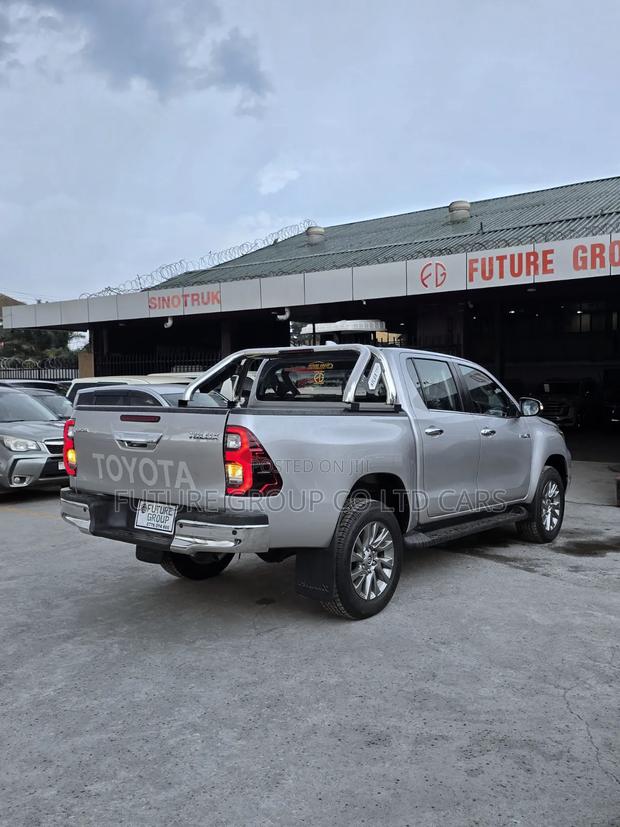 New Toyota Hilux 2024 Silver