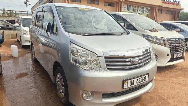 Toyota Noah 2012 Silver