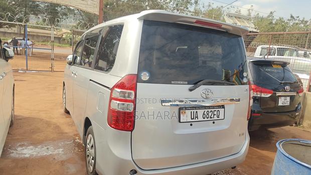 Toyota Noah 2012 Silver