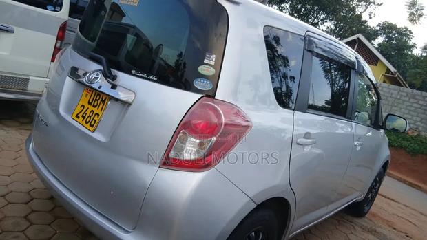 Toyota Ractis 2009 Silver