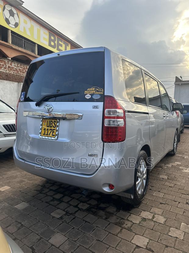 Toyota Noah 2012 Silver