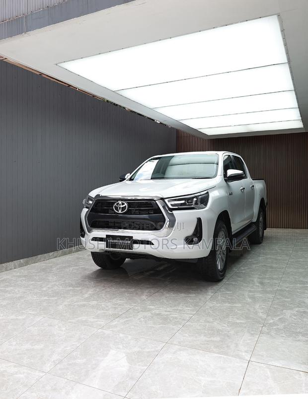 Toyota Hilux 2026 White