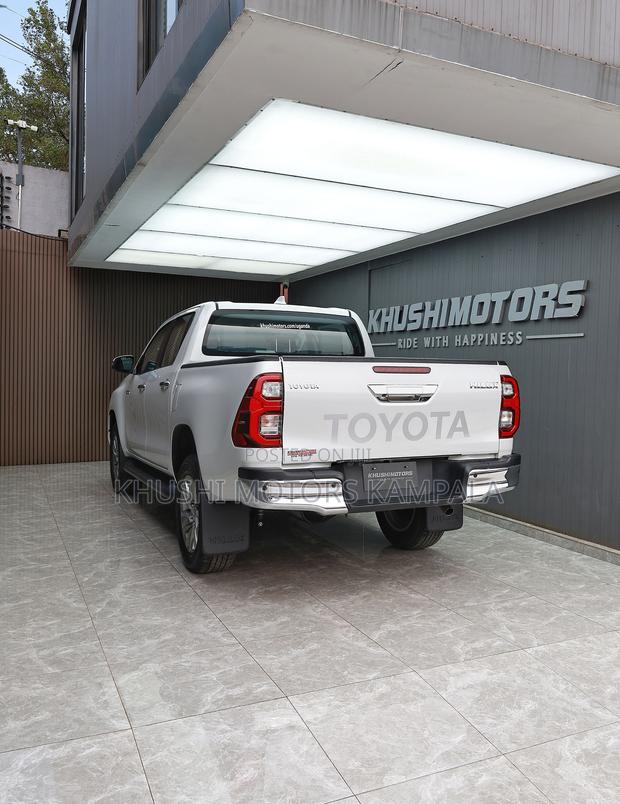 Toyota Hilux 2026 White