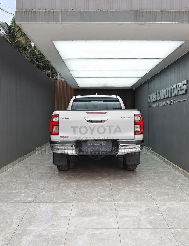 Toyota Hilux 2026 White