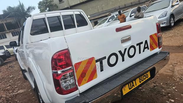 Toyota Hilux 2009 White