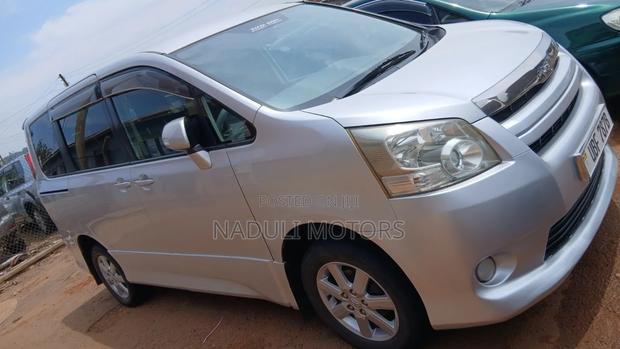 Toyota Noah 2.0 143hp FWD (7 Seater) 2010 Silver