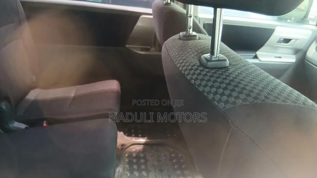 Toyota Noah 2.0 143hp FWD (7 Seater) 2010 Silver