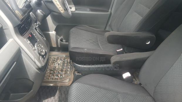 Toyota Noah 2.0 143hp FWD (7 Seater) 2010 Silver