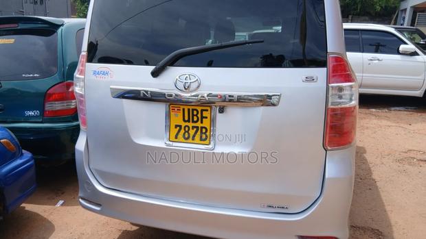 Toyota Noah 2.0 143hp FWD (7 Seater) 2010 Silver