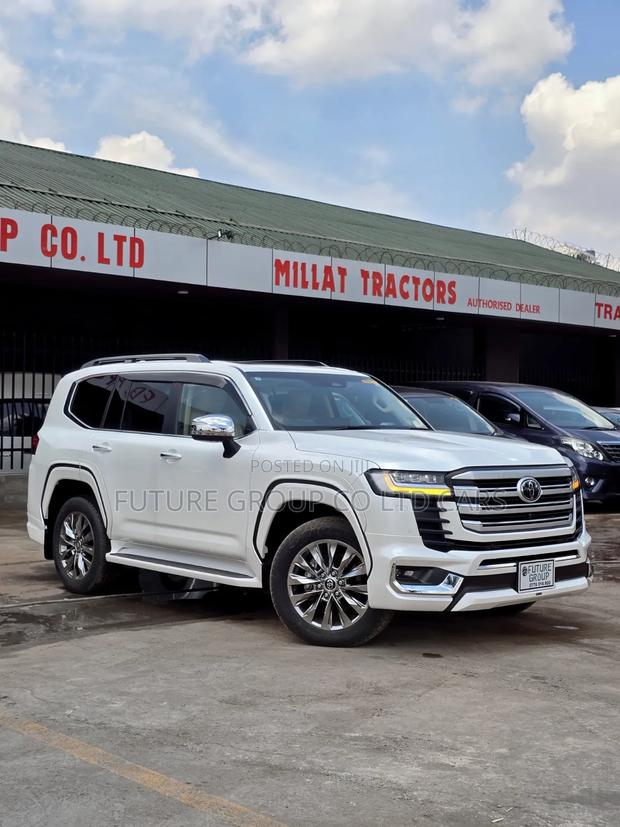 New Toyota Land Cruiser LC300 2025 White