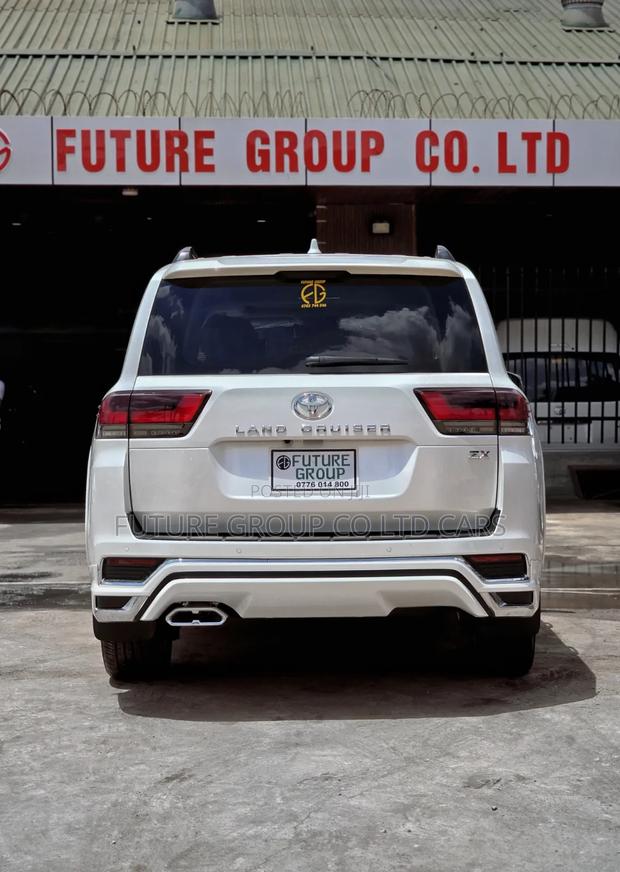 New Toyota Land Cruiser LC300 2025 White