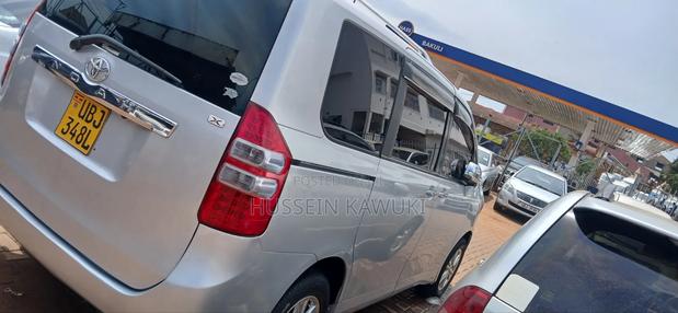 Toyota Noah 2010 Silver