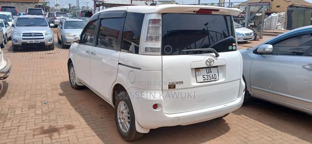 Toyota Sienta 2012 White
