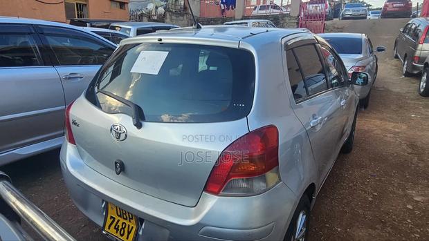 Toyota Vitz 2010 Silver