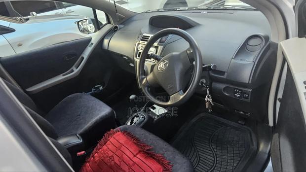 Toyota Vitz 2010 Silver