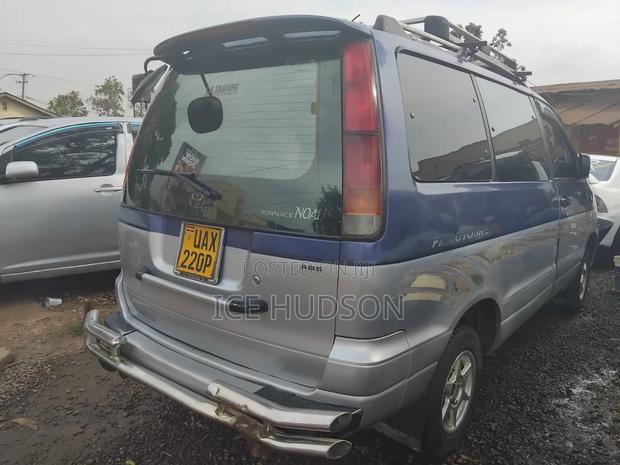 Toyota Noah 2002 Blue