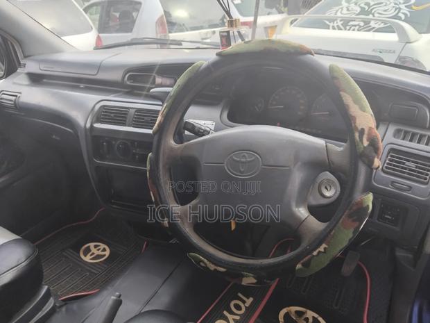 Toyota Noah 2002 Blue