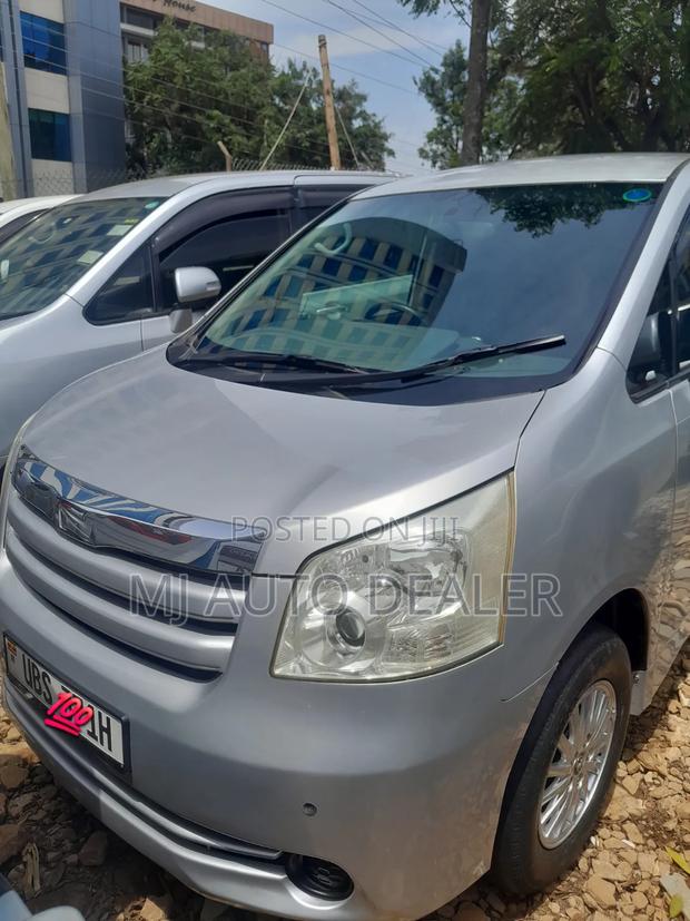 Toyota Noah 2010 Silver