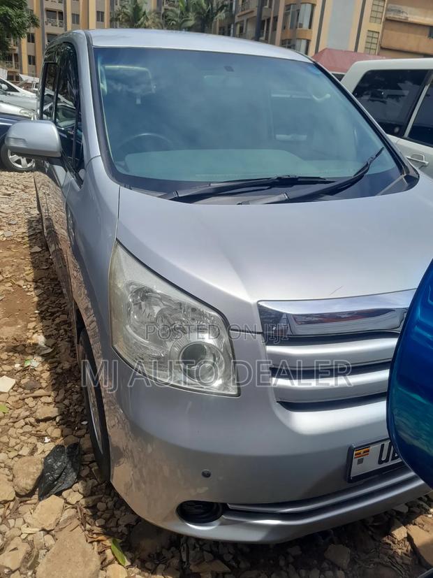 Toyota Noah 2010 Silver