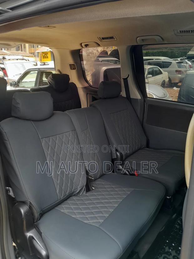 Toyota Noah 2010 Silver