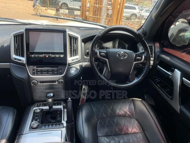 Toyota Land Cruiser 2017 White