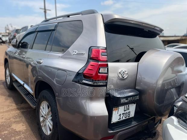 Toyota Land Cruiser Prado 2.8 2021 Gray