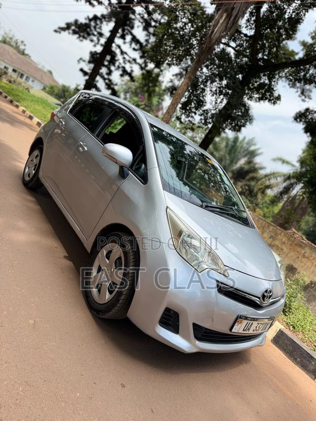 Toyota Ractis 1.5 FWD 2012 Silver