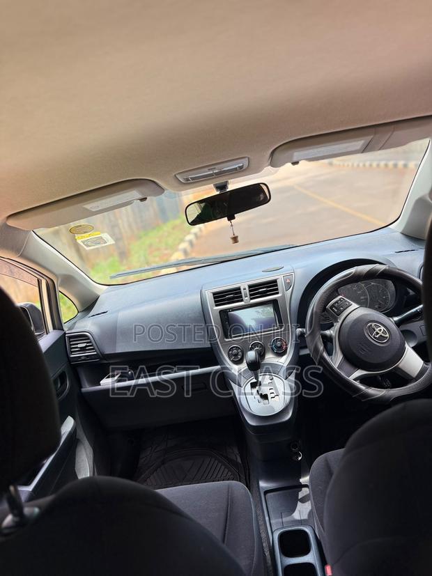 Toyota Ractis 1.5 FWD 2012 Silver