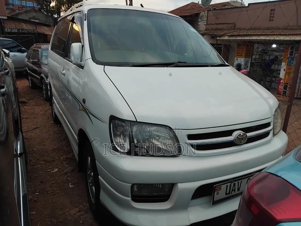 Toyota Noah 2002 Pearl