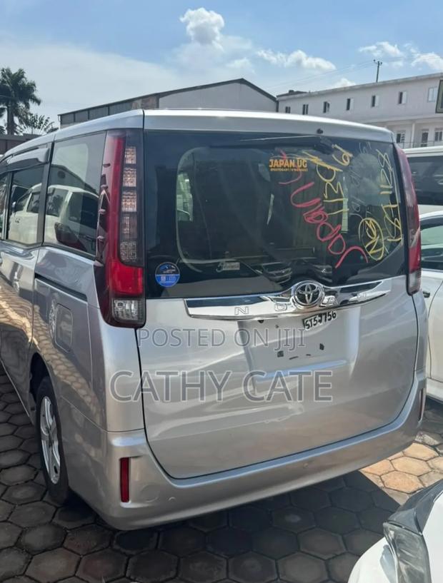 Toyota Noah 2.0 AWD (8 Seater) 2016 Gray