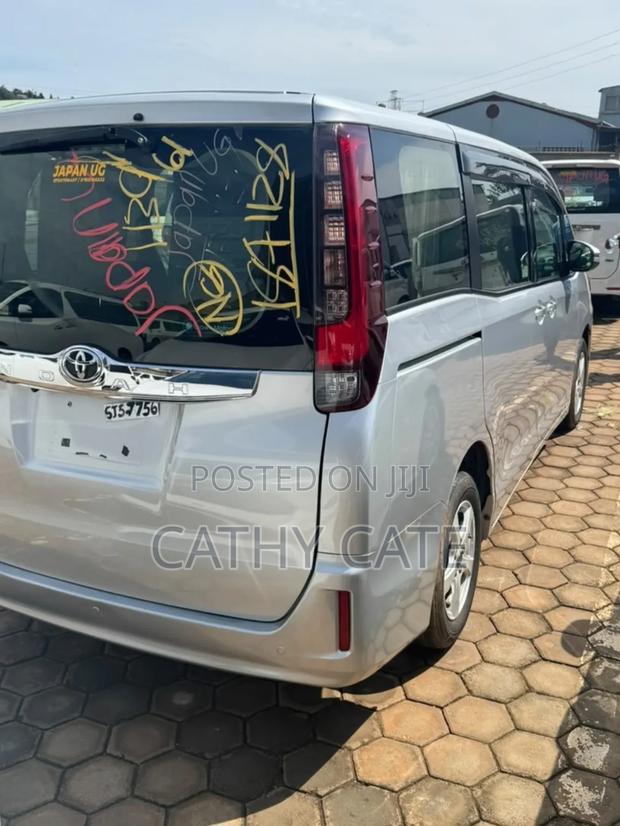Toyota Noah 2.0 AWD (8 Seater) 2016 Gray