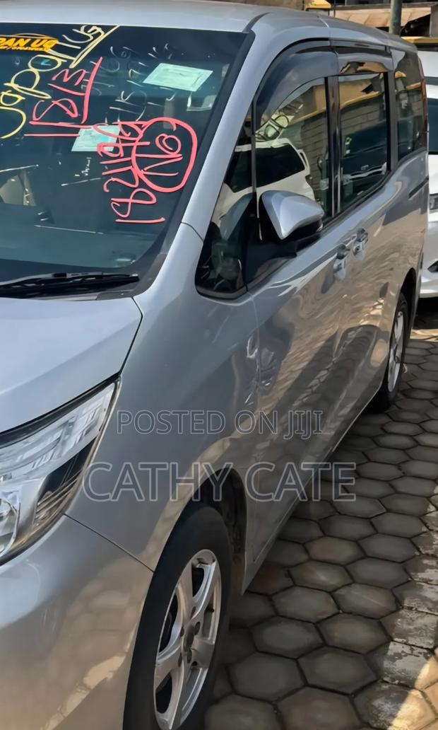 Toyota Noah 2.0 AWD (8 Seater) 2016 Gray