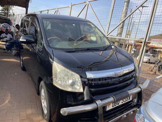 Toyota Noah 2012 Black