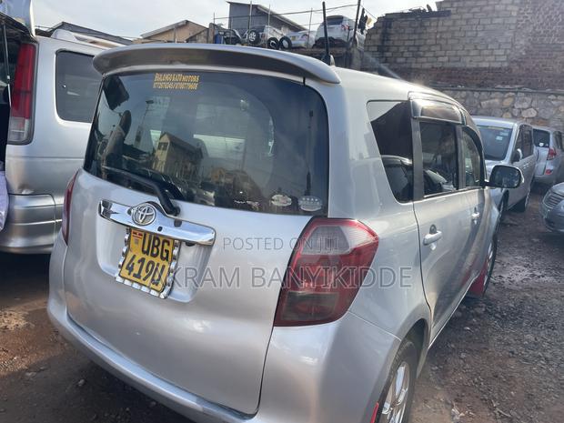 Toyota Ractis 2009 Silver