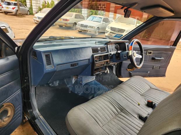 Nissan Pick-Up 1991 Black
