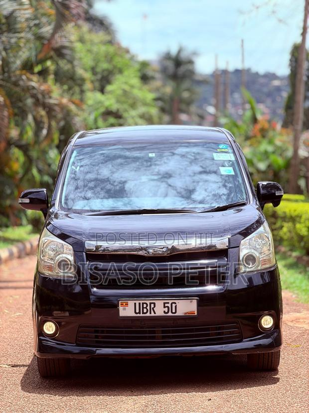Toyota Noah 2.0 143hp AWD (8 Seater) 2010 Black