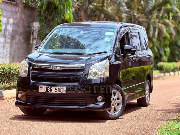 Toyota Noah 2.0 143hp AWD (8 Seater) 2010 Black