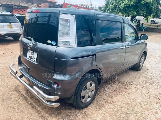 Toyota Sienta 2011 Gray