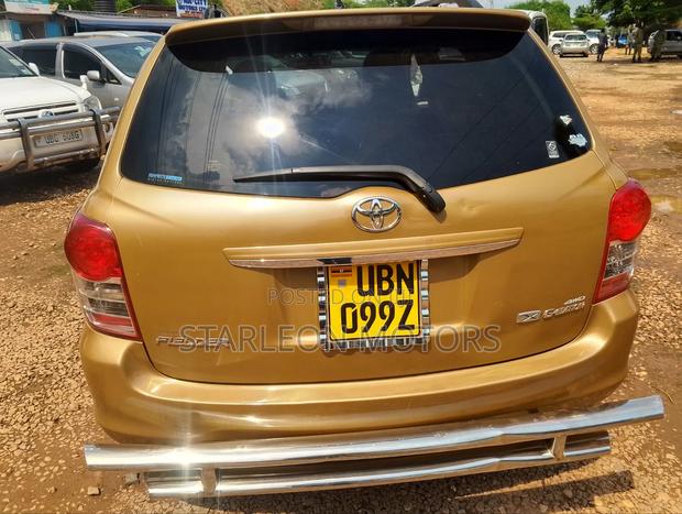Toyota Corolla Fielder 2010 Gold