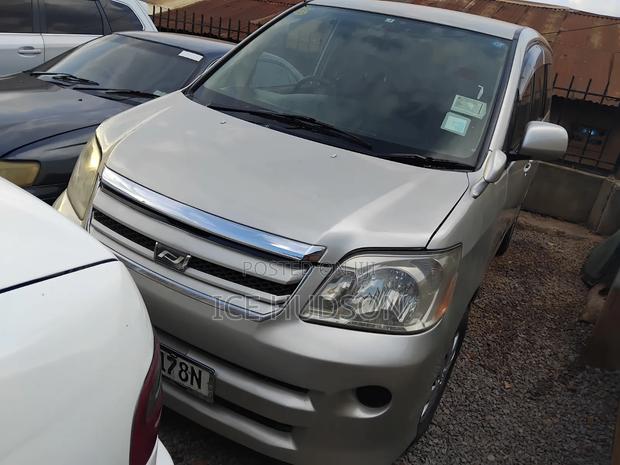 Toyota Noah 2005