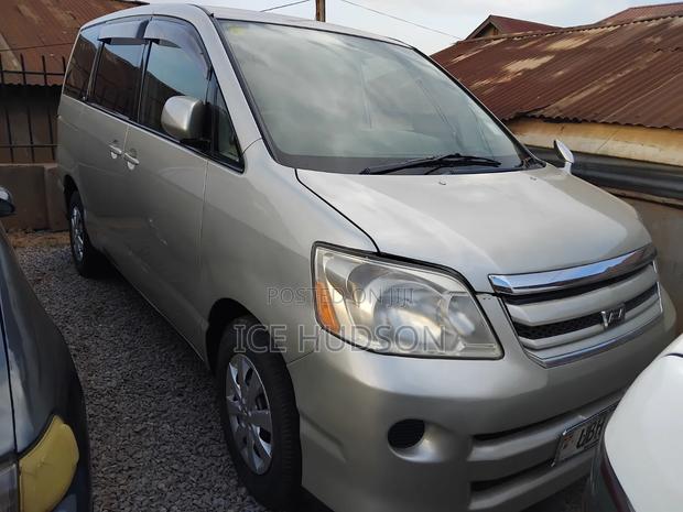 Toyota Noah 2005