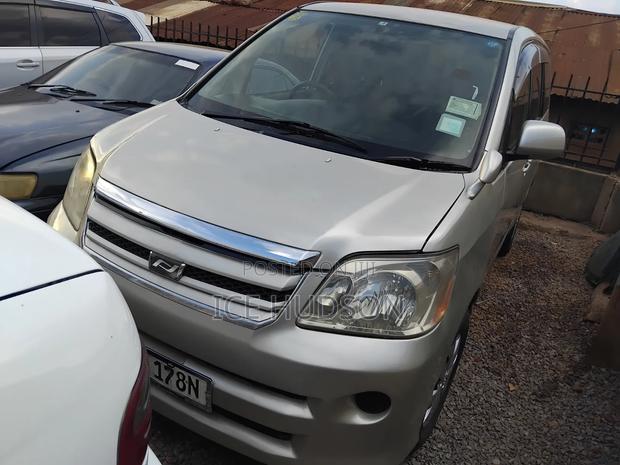 Toyota Noah 2005