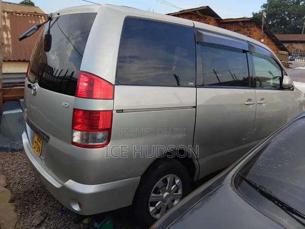 Toyota Noah 2005