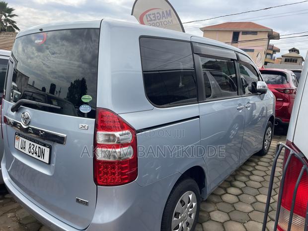 Toyota Noah 2013 Blue