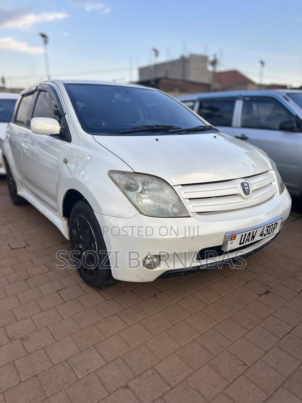 Toyota IST 2003