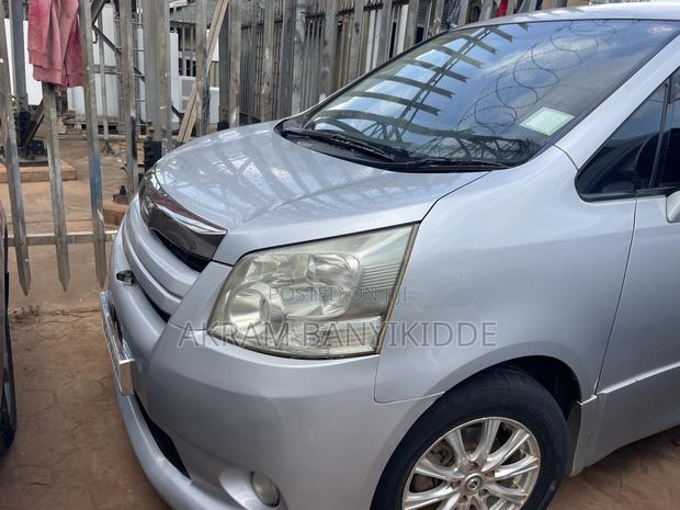 Toyota Noah 2010 Silver