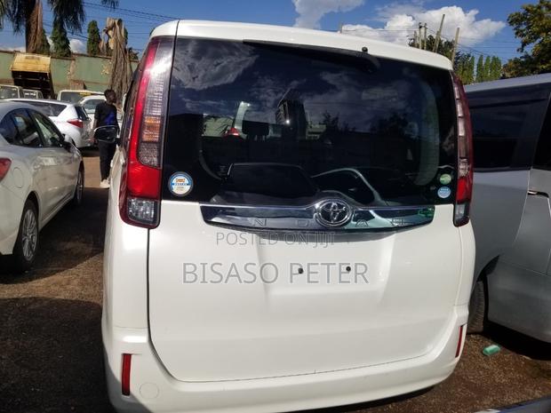 Toyota Noah 2.0 AWD (8 Seater) 2014 White