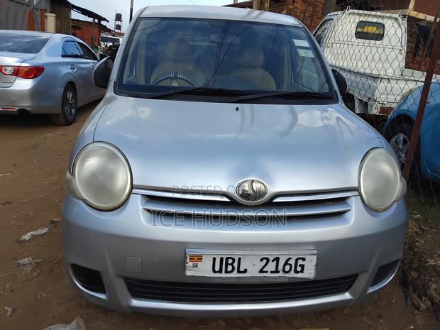 Toyota Sienta 2009 Silver